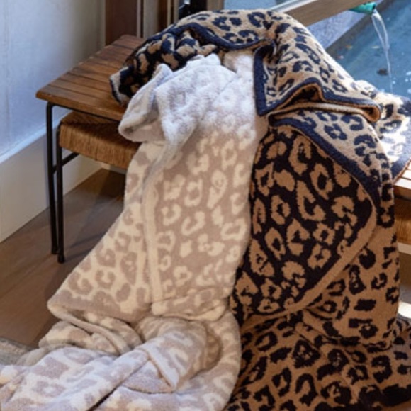 BAREFOOT DREAMS Midnight/ Camel Throw Blanket gently used 180 - Picture 4 of 12